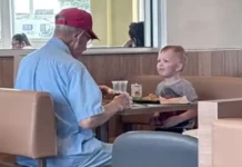 Videoja që preku TikTok-un: Një fëmijë 3-vjeçar pa një të moshuar duke ngrënë vetëm dhe iu afrua për t’i bërë shoqëri, duke prekur zemrat e të gjithëve – “më bëri të qaja në mes të McDonald’s-it”