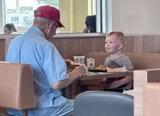 Videoja që preku TikTok-un: Një fëmijë 3-vjeçar pa një të moshuar duke ngrënë vetëm dhe iu afrua për t’i bërë shoqëri, duke prekur zemrat e të gjithëve – “më bëri të qaja në mes të McDonald’s-it”