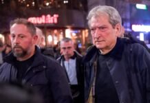 FOTO/ Berisha me sytë e skuqur nga gazi lotsjellës, qëndron mes protestuesve