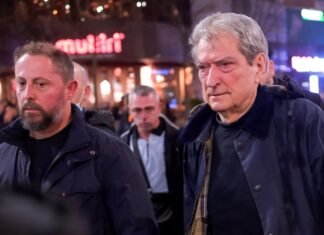 FOTO/ Berisha me sytë e skuqur nga gazi lotsjellës, qëndron mes protestuesve