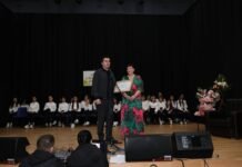 Pas katër dekadash në arsim, Anila Çota nderohet me titullin “Mirënjohja e Qytetit” në 7 Marsin e saj të fundit si mësuese