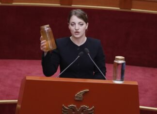 Marjana Koçeku sjell në Kuvend dy kavanozë me ujë nga lumi Drin dhe ja shqetësimi që ngriti