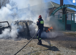 Hyri në teqe për të ndezur qiri, i digjet makina në parking