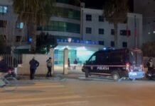 E rëndë/ 91-vjeçari godet me sende të forta dhëndrin e moshuar, përfundojnë të dy në spital