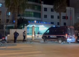 E rëndë/ 91-vjeçari godet me sende të forta dhëndrin e moshuar, përfundojnë të dy në spital