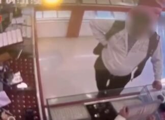 Vodhi tre varëse floriri dhe kërcënoi pronarin mos kallëzonte tek dyqani në Manazja, arrestohet i riu në Elbasan