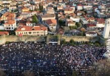 Mijëra besimtarë myslimanë falin Fitër Bajramin në Elbasan. Muftiu Agim Duka: Lutjet tona shkojnë për popujt që janë në luftë