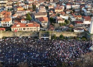 Mijëra besimtarë myslimanë falin Fitër Bajramin në Elbasan. Muftiu Agim Duka: Lutjet tona shkojnë për popujt që janë në luftë