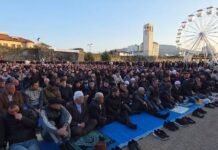 Besimtarët myslimanë kremtojnë sot Fitër Bajramin