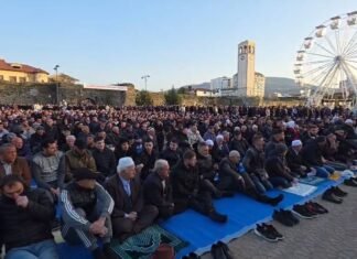 Besimtarët myslimanë kremtojnë sot Fitër Bajramin