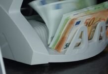 Çfarë po i ndodh monedhave tuaja? Ja sa blihet dhe shitet dollari dhe euro