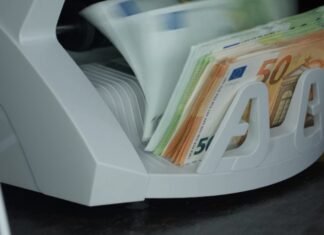 Çfarë po i ndodh monedhave tuaja? Ja sa blihet dhe shitet dollari dhe euro