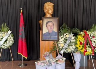 Përcillet në banesën e fundit parodisti Mane Lumani/ Familjarët, miqtë dhe kolegët i japin lamtumirën e fundit