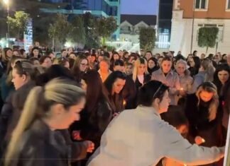 Qindra qytetarë të Lezhës, homazhe për Xhuana Nikollajn: Lot, qirinj dhe një thirrje për drejtësi