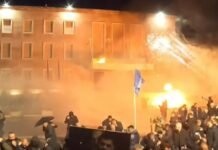 Përshkallëzohet protesta e opozitës, flakë dhe shpërthime para Kryeministrisë (FOTO)