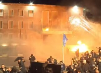 Përshkallëzohet protesta e opozitës, flakë dhe shpërthime para Kryeministrisë (FOTO)