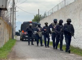 Të shtënat me armë! Drejtuesi i automjetit nuk iu bind urdhrit të Policisë! Gjatë ndjekjes pasagjeri qëlloi në ajër