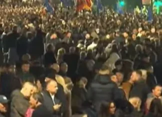 Protesta nis me tensione, qytetarët hedhin molotov