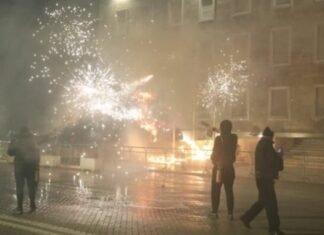 Protesta e opozitës, gjykata liron 15 të arrestuarit dhe vendos “detyrim paraqitjeje”