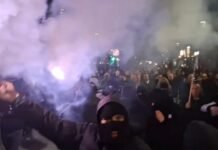 Protesta e PD, gaz lotsjellës pranë AKSHI-t, protestuesit molotovë drejt autobotit të ujit