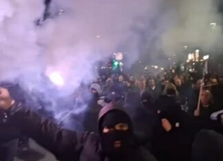 Protesta e PD, gaz lotsjellës pranë AKSHI-t, protestuesit molotovë drejt autobotit të ujit