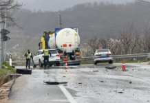 Aksident në Qafë-Pllocë/ Përplasen 3 kamiona dhe një furgon udhëtarësh