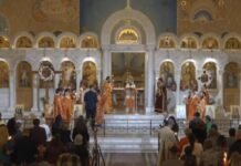 Krishti u Ngjall! Besimtarët ortodoksë në të gjithë vendin kremtojnë Pashkën, lutje për paqe dhe mirësi