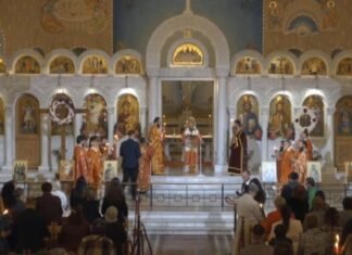 Krishti u Ngjall! Besimtarët ortodoksë në të gjithë vendin kremtojnë Pashkën, lutje për paqe dhe mirësi