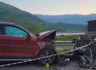 Përplasen “kokë më kokë” dy automjete, 8 të plagosur