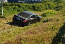 Aksident në Fushë Krujë–Durrës, dy makina përfundojnë në kanal pas parakalimit të rrezikshëm