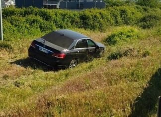 Aksident në Fushë Krujë–Durrës, dy makina përfundojnë në kanal pas parakalimit të rrezikshëm