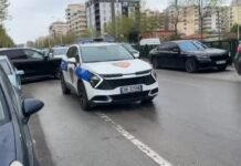 Sherr mes disa personash, njëri prej tyre qëllon me armë!