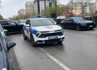 Sherr mes disa personash, njëri prej tyre qëllon me armë!