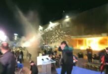 Protestuesit sulmojnë me molotovë, kundërpërgjigjet ashpër policia, lëndohet Flamur Noka