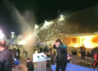 Protestuesit sulmojnë me molotovë, kundërpërgjigjet ashpër policia, lëndohet Flamur Noka