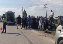 Përplasen 3 mjete në autostradë, njëri prej tyre ngec në barrierën anësore. Drejtuesi mbetet brenda mjetit, pritet ndihma e zjarrfikseve