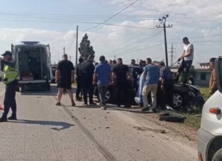 Përplasen 3 mjete në autostradë, njëri prej tyre ngec në barrierën anësore. Drejtuesi mbetet brenda mjetit, pritet ndihma e zjarrfikseve