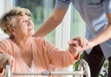 “Pagesa deri në 150 mijë lekë në muaj”, rritet ndjeshëm kërkesa për kujdestarë të moshuarish në Shqipëri. Shteti nuk ka kapacitete!