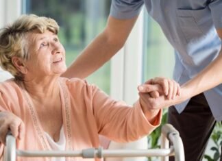 “Pagesa deri në 150 mijë lekë në muaj”, rritet ndjeshëm kërkesa për kujdestarë të moshuarish në Shqipëri. Shteti nuk ka kapacitete!