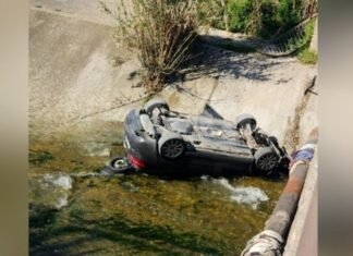 Aksident në Elbasan, makina bie përmbys në përrua