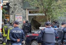 Grabitje si në filma në Itali, merren peng 25 persona. Autorët arrijnë të arratisen. Video