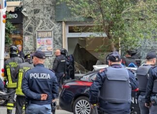 Grabitje si në filma në Itali, merren peng 25 persona. Autorët arrijnë të arratisen. Video