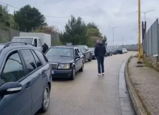 Radhë të gjata në Kakavijë pas problemeve teknike të palës greke