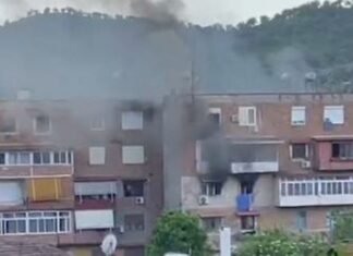 Zjarri përfshin një banesë në lagjen “Dyli Haxhire” në Elbasan, panik te banorët