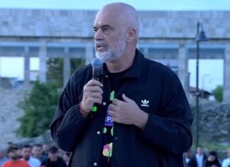 Dy qytetarë shoqërohen nga policia gjatë vizitës së kryeministrit në Lezhë