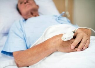 Refuzoi kurën për leuçeminë pasi u ndikua nga informacionet e Inteligjencës Artificiale, të moshuarit i ndosh e pabesueshmja!