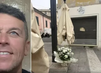 Burri sulmohet nga grupi i adoleshentëve dhe humb jetën përpara djalit të tij të mitur