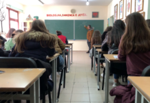Shqipëria me përfshirje të lartë në arsim por emigracioni dhe lindjet e ulëta tkurrin numrin e nxënësve
