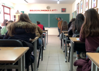 Shqipëria me përfshirje të lartë në arsim por emigracioni dhe lindjet e ulëta tkurrin numrin e nxënësve