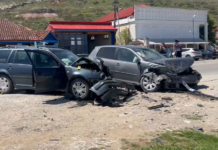 Dy të lënduar nga përplasja e dy mjeteve